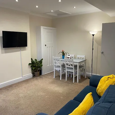 Super Convenient For Central London - Large 2 Double Bed Apartment 30 Seconds Walk To Platform Train Station And 19 Mins To London Waterloo Экстерьер фото