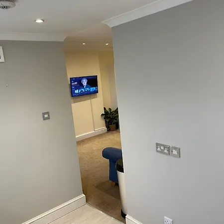 Super Convenient For Central London - Large 2 Double Bed Apartment 30 Seconds Walk To Platform Train Station And 19 Mins To London Waterloo Экстерьер фото