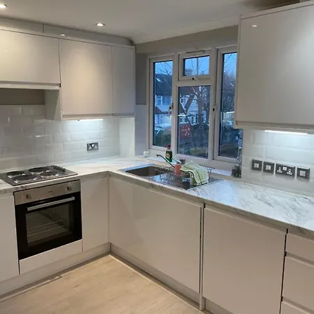 Super Convenient For Central London - Large 2 Double Bed Apartment 30 Seconds Walk To Platform Train Station And 19 Mins To London Waterloo Экстерьер фото