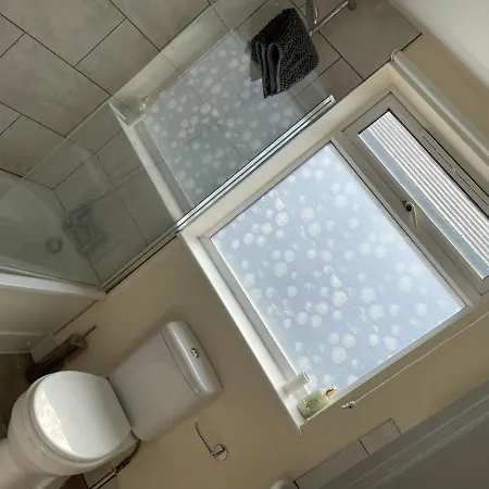Super Convenient For Central London - Large 2 Double Bed Apartment 30 Seconds Walk To Platform Train Station And 19 Mins To London Waterloo Экстерьер фото