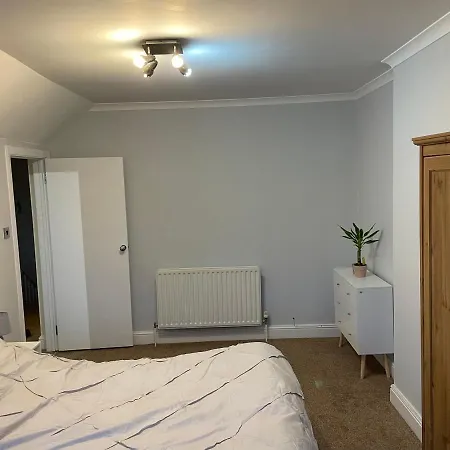 Super Convenient For Central London - Large 2 Double Bed Apartment 30 Seconds Walk To Platform Train Station And 19 Mins To London Waterloo Экстерьер фото