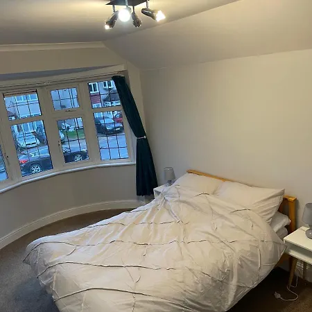 Super Convenient For Central London - Large 2 Double Bed Apartment 30 Seconds Walk To Platform Train Station And 19 Mins To London Waterloo Экстерьер фото
