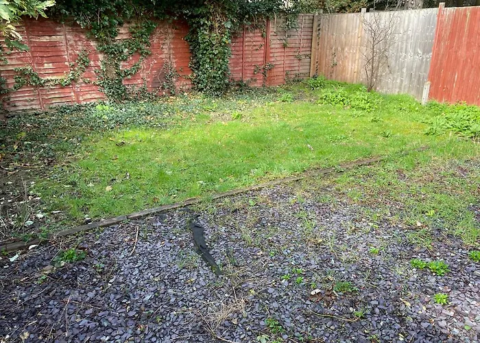 Super Convenient For Central London - Large 2 Double Bed Apartment 30 Seconds Walk To Platform Train Station And 19 Mins To London Waterloo