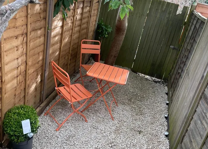 Super Convenient For Central London - Large 2 Double Bed Apartment 30 Seconds Walk To Platform Train Station And 19 Mins To London Waterloo