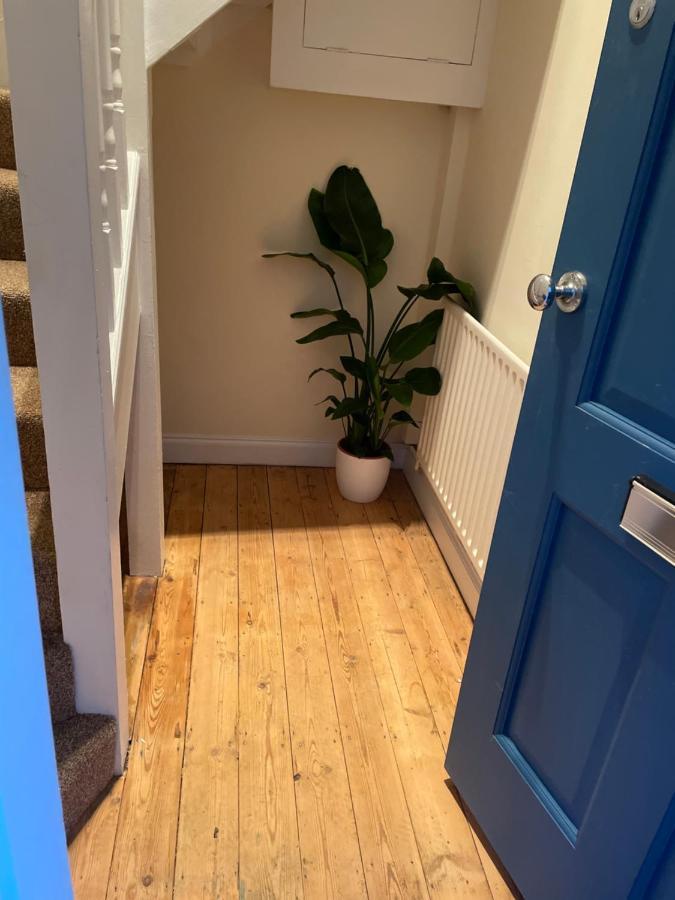 Super Convenient For - Large 2 Double Bed 30 Seconds Walk To Platform Train Station And 19 Mins To Waterloo * Лондон