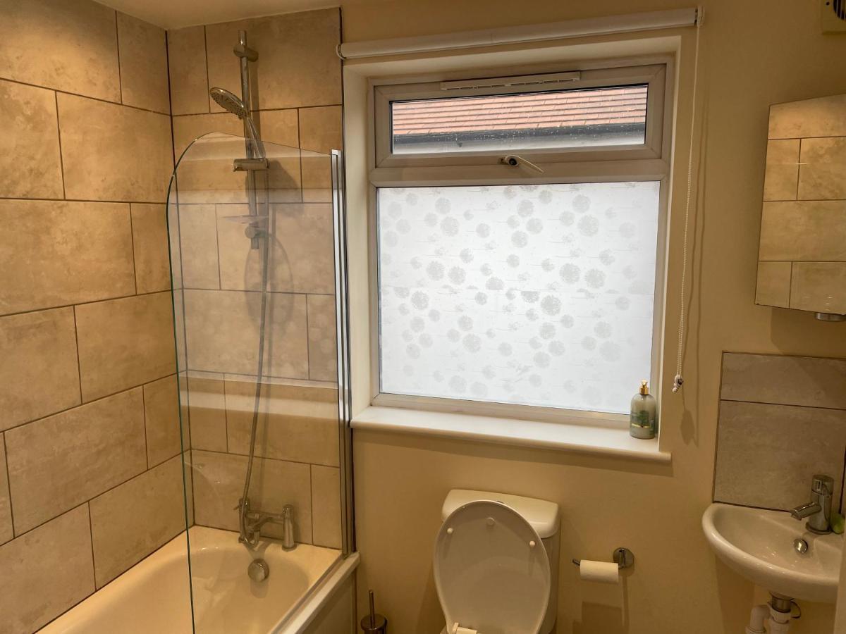 Апартаменты Super Convenient For - Large 2 Double Bed 30 Seconds Walk To Platform Train Station And 19 Mins To Waterloo Лондон