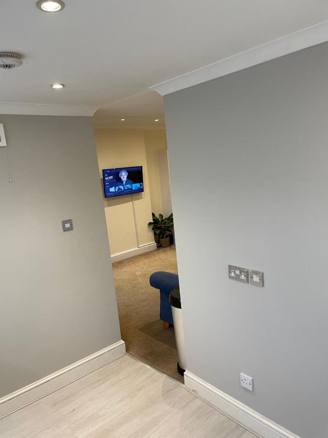 Апартаменты Super Convenient For - Large 2 Double Bed 30 Seconds Walk To Platform Train Station And 19 Mins To Waterloo
