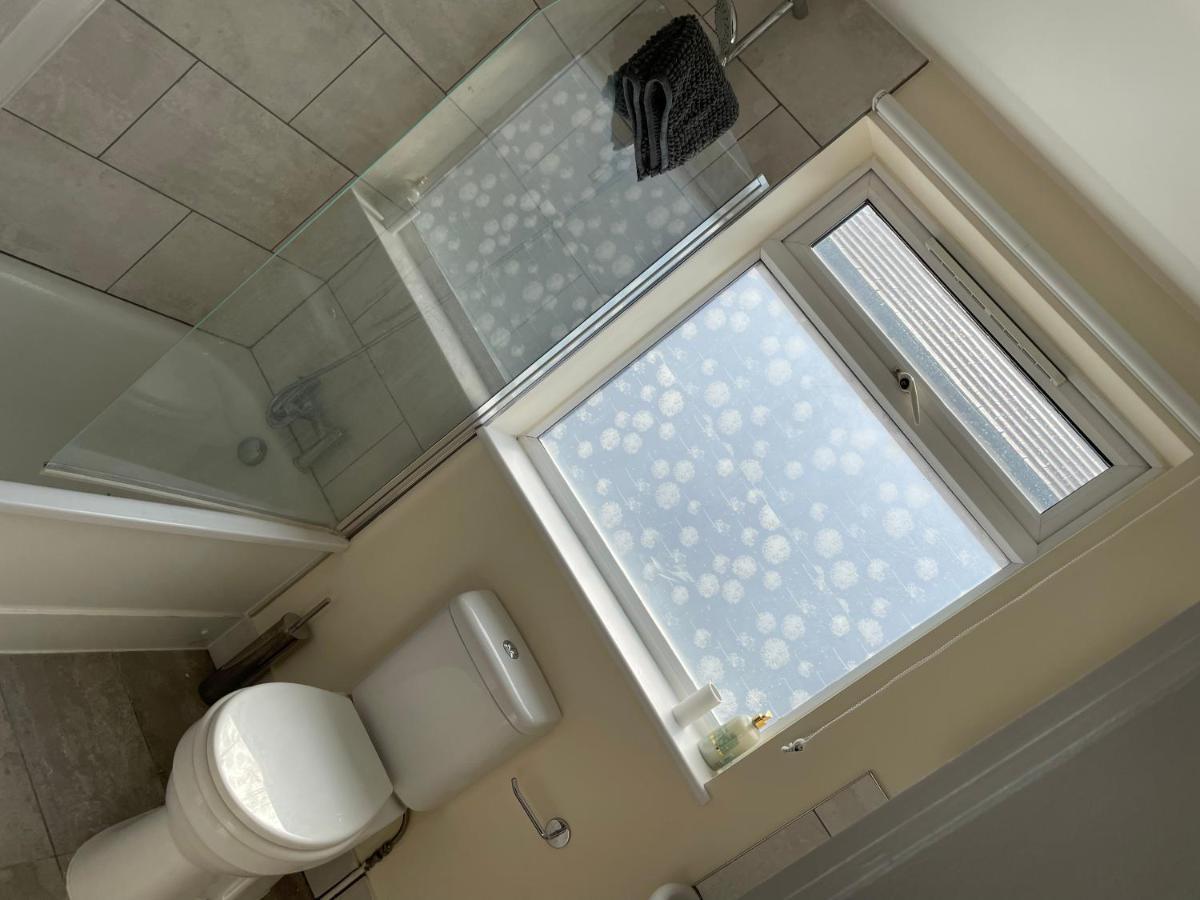 Super Convenient For - Large 2 Double Bed 30 Seconds Walk To Platform Train Station And 19 Mins To Waterloo Апартаменты Лондон