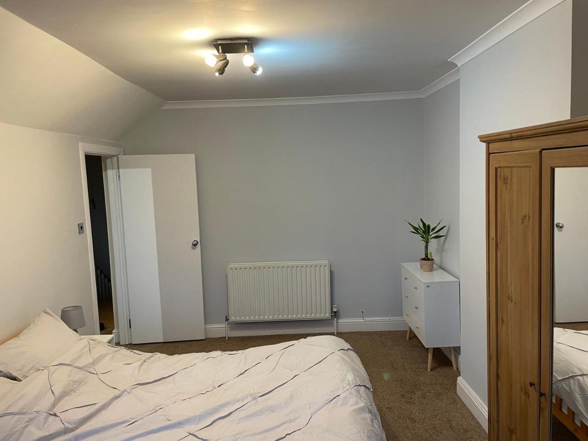 Апартаменты Super Convenient For - Large 2 Double Bed 30 Seconds Walk To Platform Train Station And 19 Mins To Waterloo Лондон