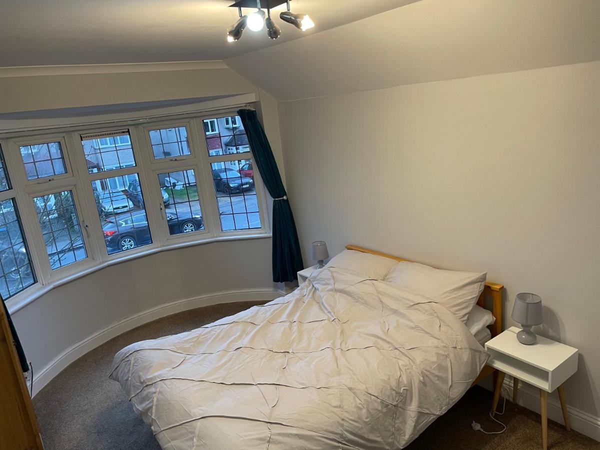 Апартаменты Super Convenient For - Large 2 Double Bed 30 Seconds Walk To Platform Train Station And 19 Mins To Waterloo *