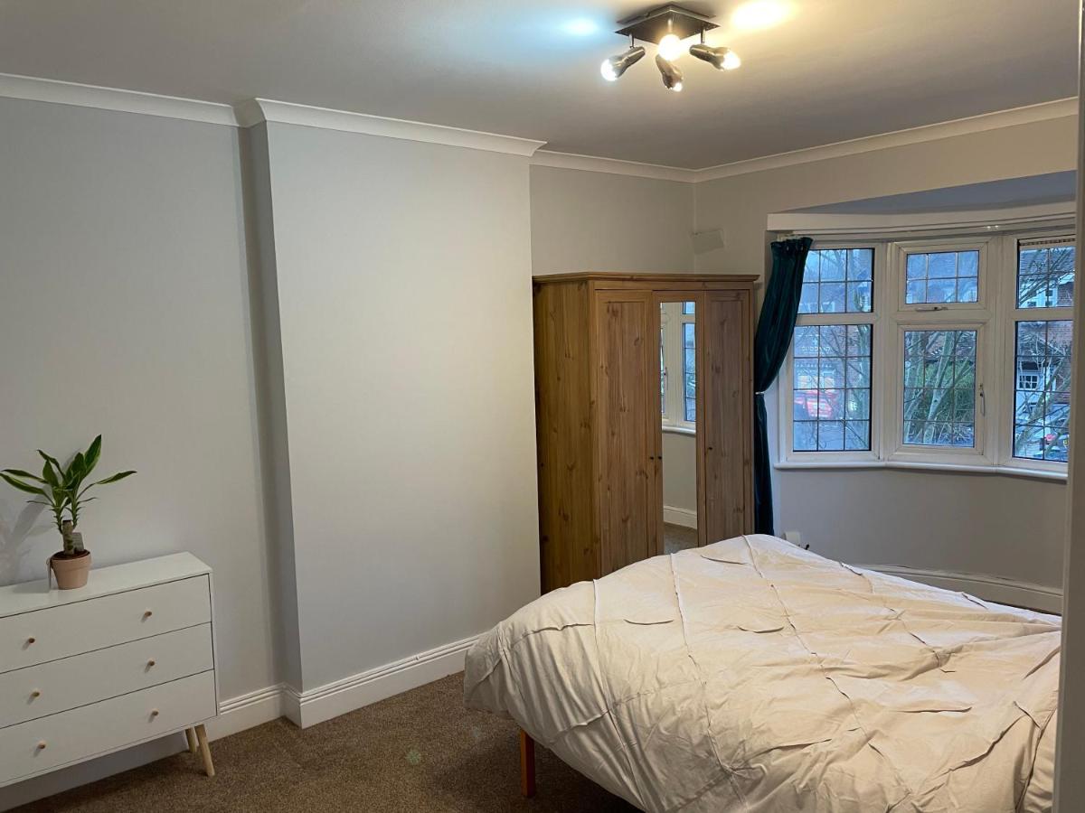 Super Convenient For - Large 2 Double Bed 30 Seconds Walk To Platform Train Station And 19 Mins To Waterloo Лондон